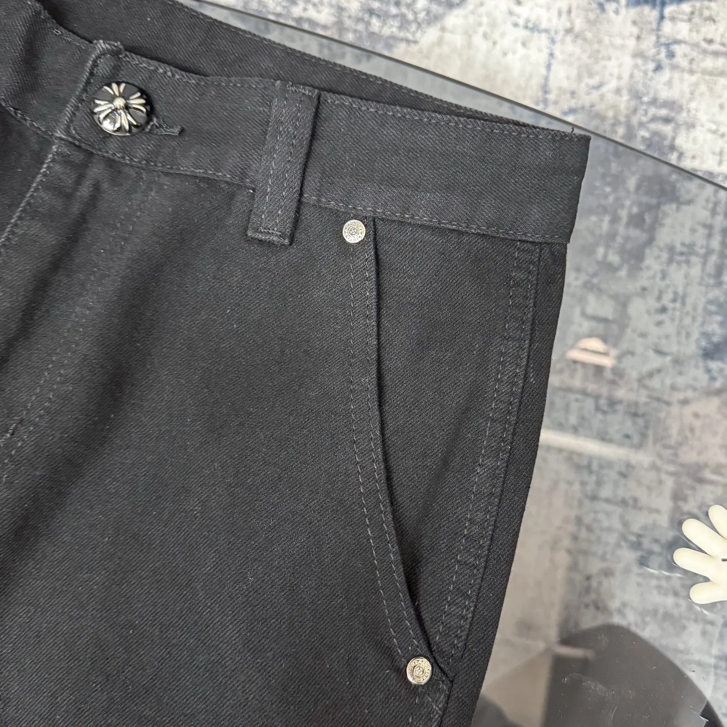 P260 Chrome Hearts Chrome Hearts black multi-element graffiti overalls Chrome Hearts clothing creative director Mattyboy Mattyboy, whose real name is Matt DiGiacomo, is a graffiti artist with a non-school background. He started to serve as the creative director of the Chrome Hearts clothing series in 2018. Since then, Chrome Hearts, which has been injected with young blood, has become popular again. Popular clothing and leather goods, especially the vintage trousers modified product line, must be pre-ordered in stores around the world. Especially patterns like Checker Ball, Checker Eyes and Smiling Lips. The fictional record company logo "SexRecords" often appears in his works, forming his unique style. "I hate humanity, but I love art. Before the end of my life, I just want to do my best to create." ----Matty Boy Mattyboy and vrigil Abloh are also very close. They are both ICONs who bring street culture into luxury accessories. Via.MattyBoy90 (IG) Size: 28/30/32/34/36 Waist: 69/74/79/84/89 Knee circumference: 50/51.5/53/54.5/56 Pants length: 102/104/106/108/110